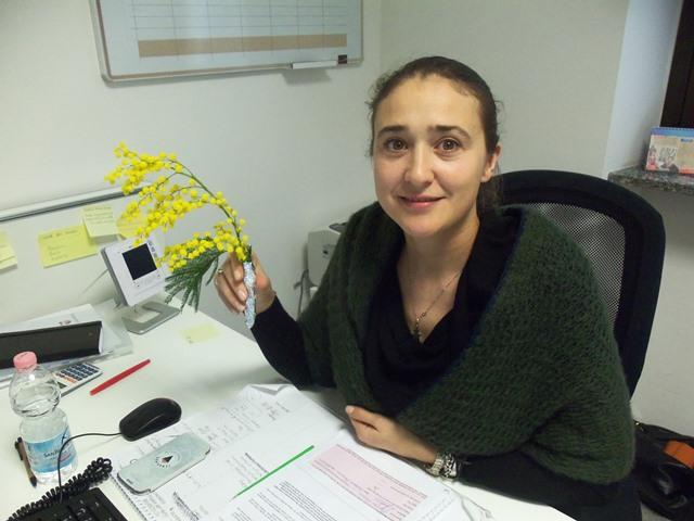 Veronica+receiving+her+mimosa+flowers